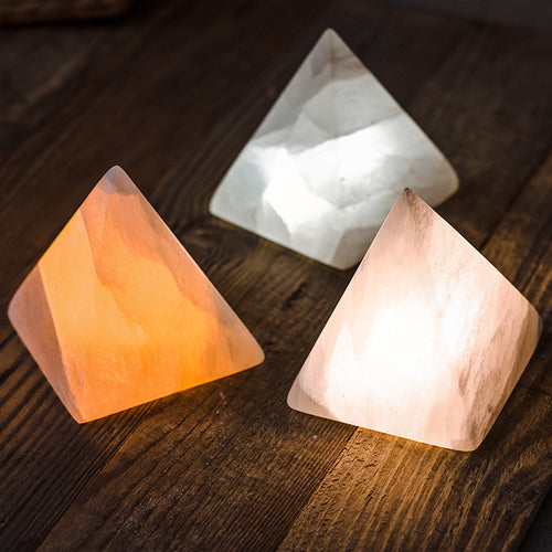 Decoratieve oplaadbare tafellamp van Eriks-shop met zachte verlichting en modern design, zichtbaar op de afbeelding.