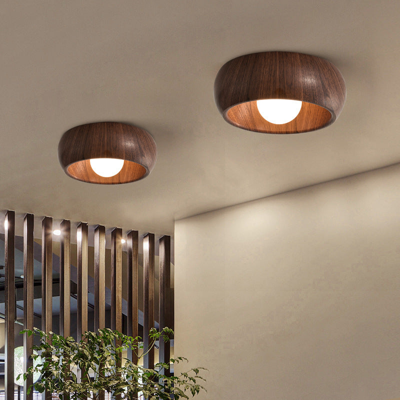 Houten plafondlamp van Eriks-shop met een warme houten afwerking en een moderne lichtbron, geschikt voor in de woonkamer of slaapkamer
