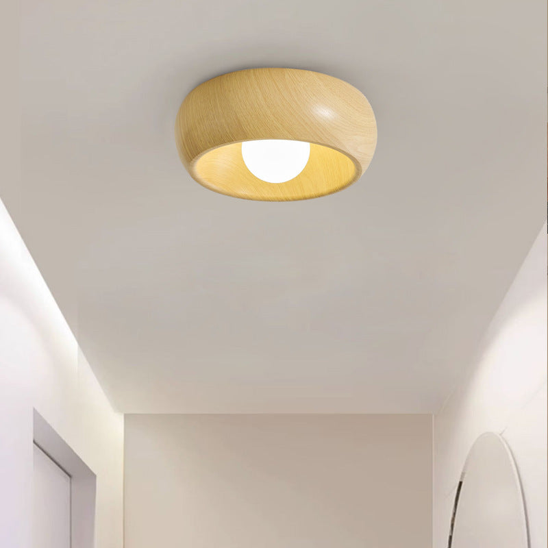 Houten plafondlamp van Eriks-shop met een eenvoudige, natuurlijke uitstraling en houten afwerking in een modern interieur.
