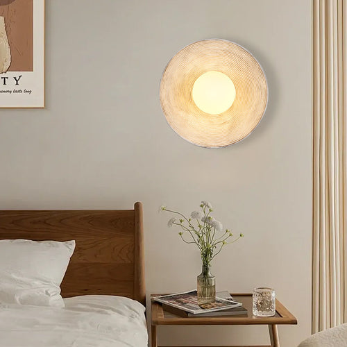 Decoratieve wandlamp van Eriks-shop met een moderne lichtarmatuur voor sfeervolle verlichting in huis.