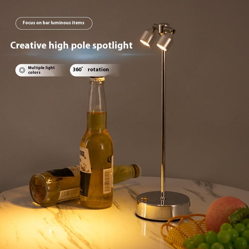 Creatieve Eriks-shop tafellamp met uniek ontwerp en warme verlichting op een houten tafel, geschikt voor sfeervolle ruimtes