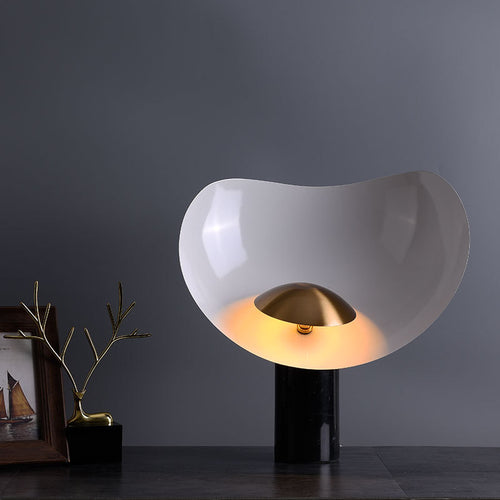 Decoratieve tafellamp van Eriks-shop met een moderne lichtarmatuur en warme verlichting op een houten tafel