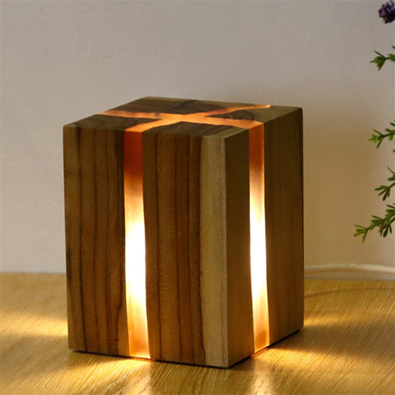 Houten oplaadbare tafellamp van Eriks-shop met warm licht en moderne uitstraling, geplaatst op een tafel in een gezellige kamer