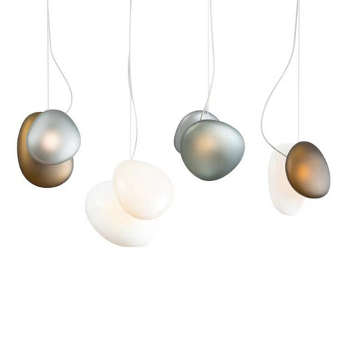 Decoratieve hanglamp van Eriks-shop met moderne design en ronde vorm, hangend aan een wit plafond in een interieur.