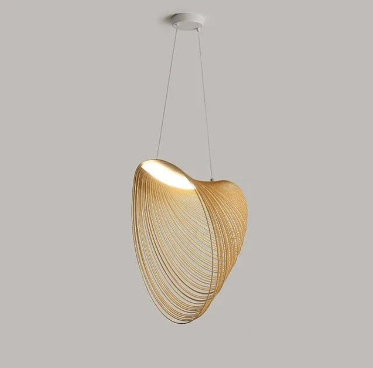 Creatieve hanglamp van Eriks-shop met unieke ontwerp, hangend aan een plafond met zichtbare ophangkettingen.