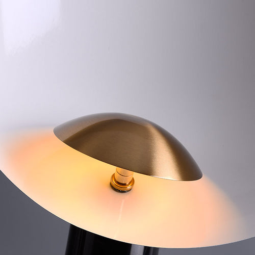 Decoratieve tafellamp van Eriks-shop met zachte verlichting en stijlvolle lampenkap op een bijzettafel.