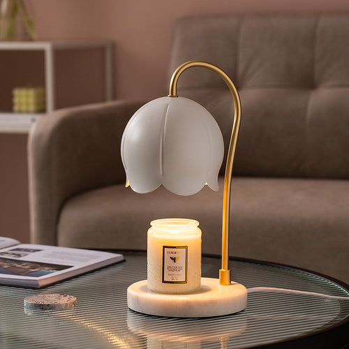 Decoratieve tafellamp van Eriks-shop met elegante lampenkap en warme gloed op een stijlvolle houten tafel.