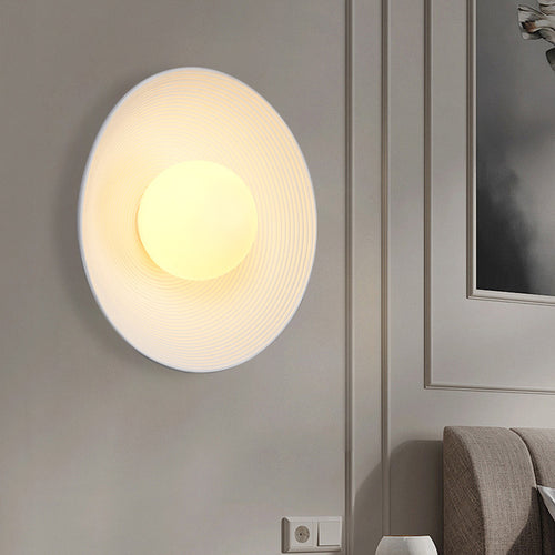 Decoratieve wandlamp van Eriks-shop met moderne lichtarmatuur en stijlvolle uitstraling, bevestigd aan een muur.